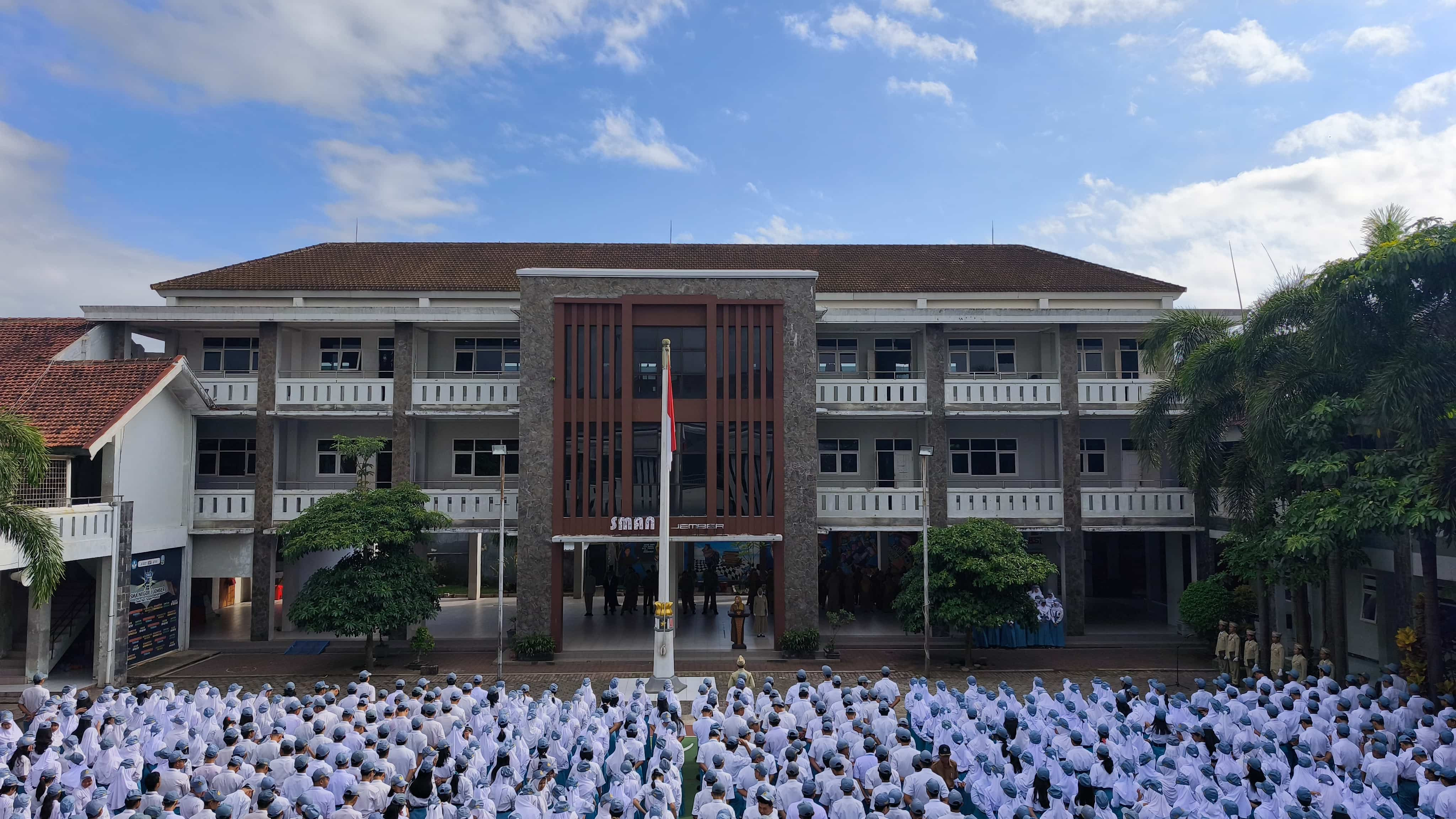 Upacara Bendera SMA Negeri 1 Jember: Mencintai Sekolah sebagai Wujud Pengabdian