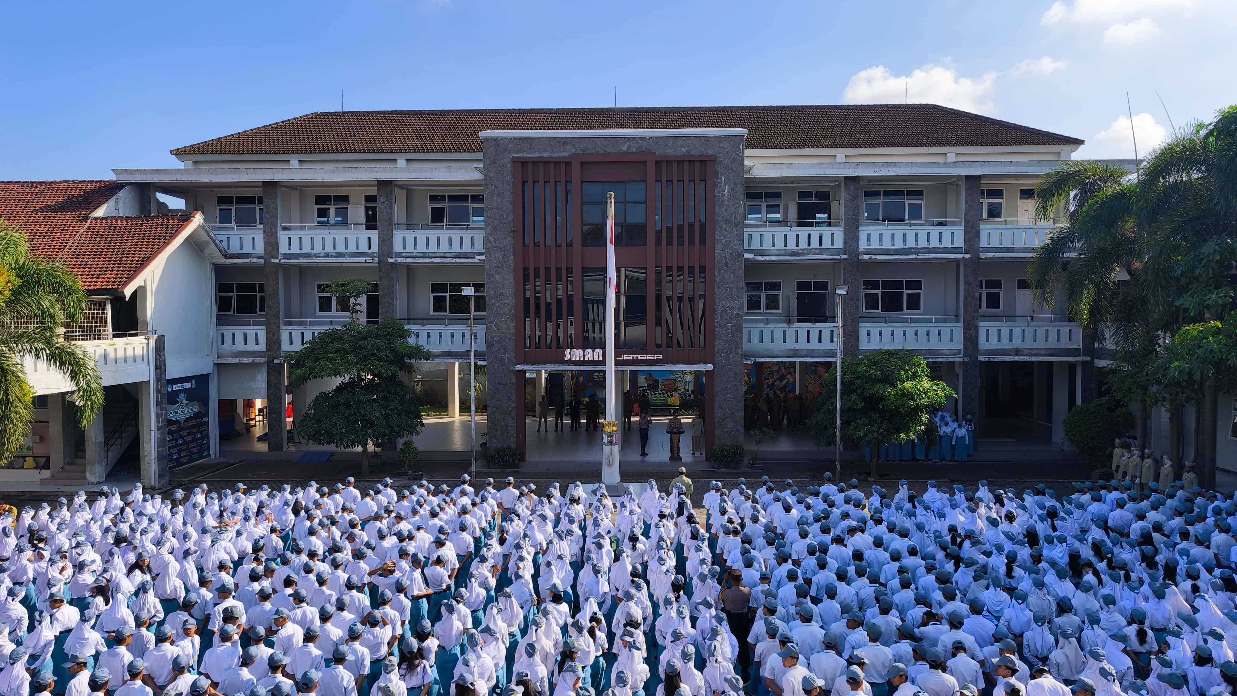 Pembina Upacara AKP Agus Yudi Kurniawan, S.H. Ajak Pelajar SMAN 1 Jember Menjadi Generasi Cerdas 