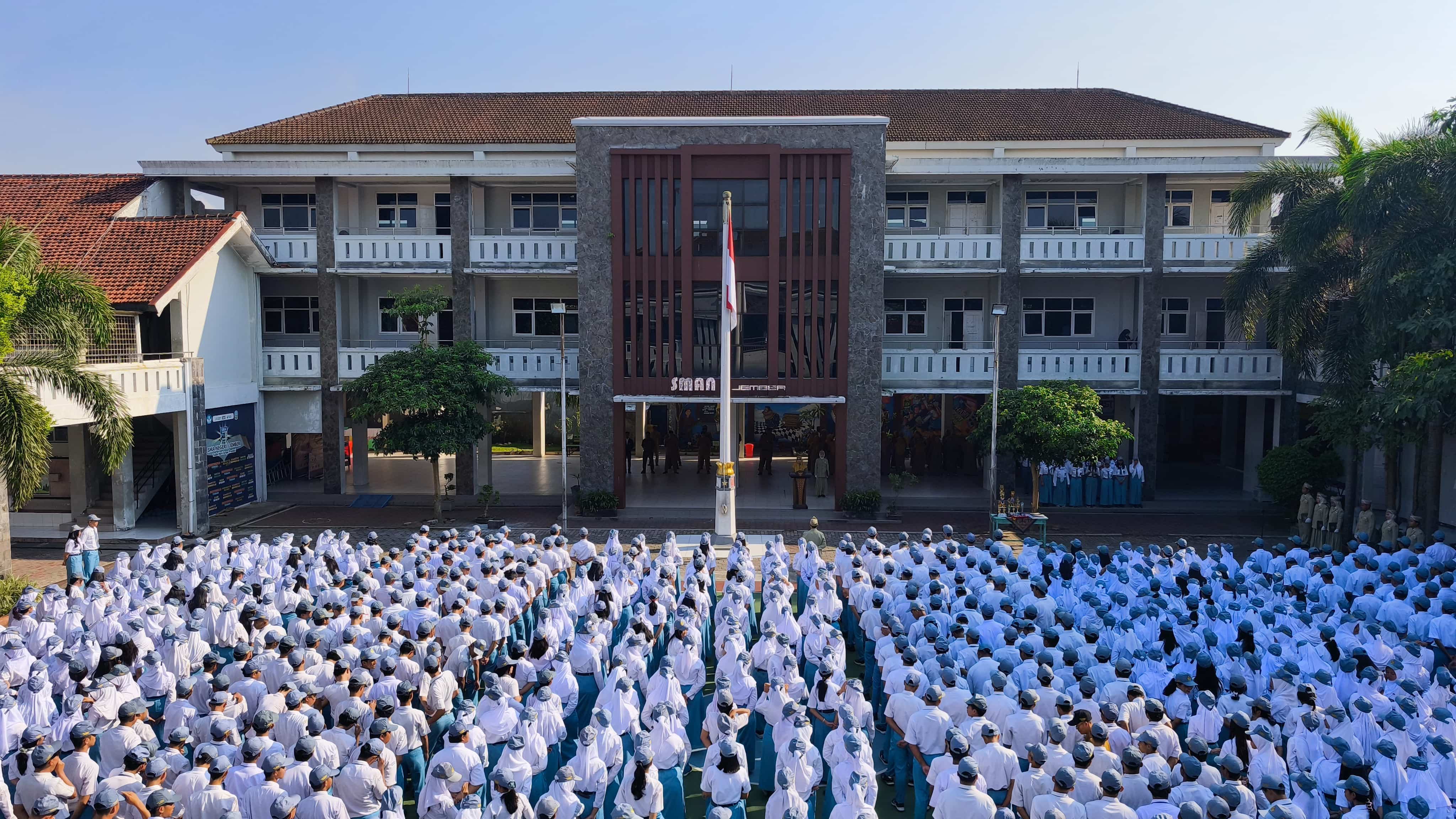 Menumbuhkan Karakter Disiplin dan Mandiri: Upacara Bendera SMA Negeri 1 Jember