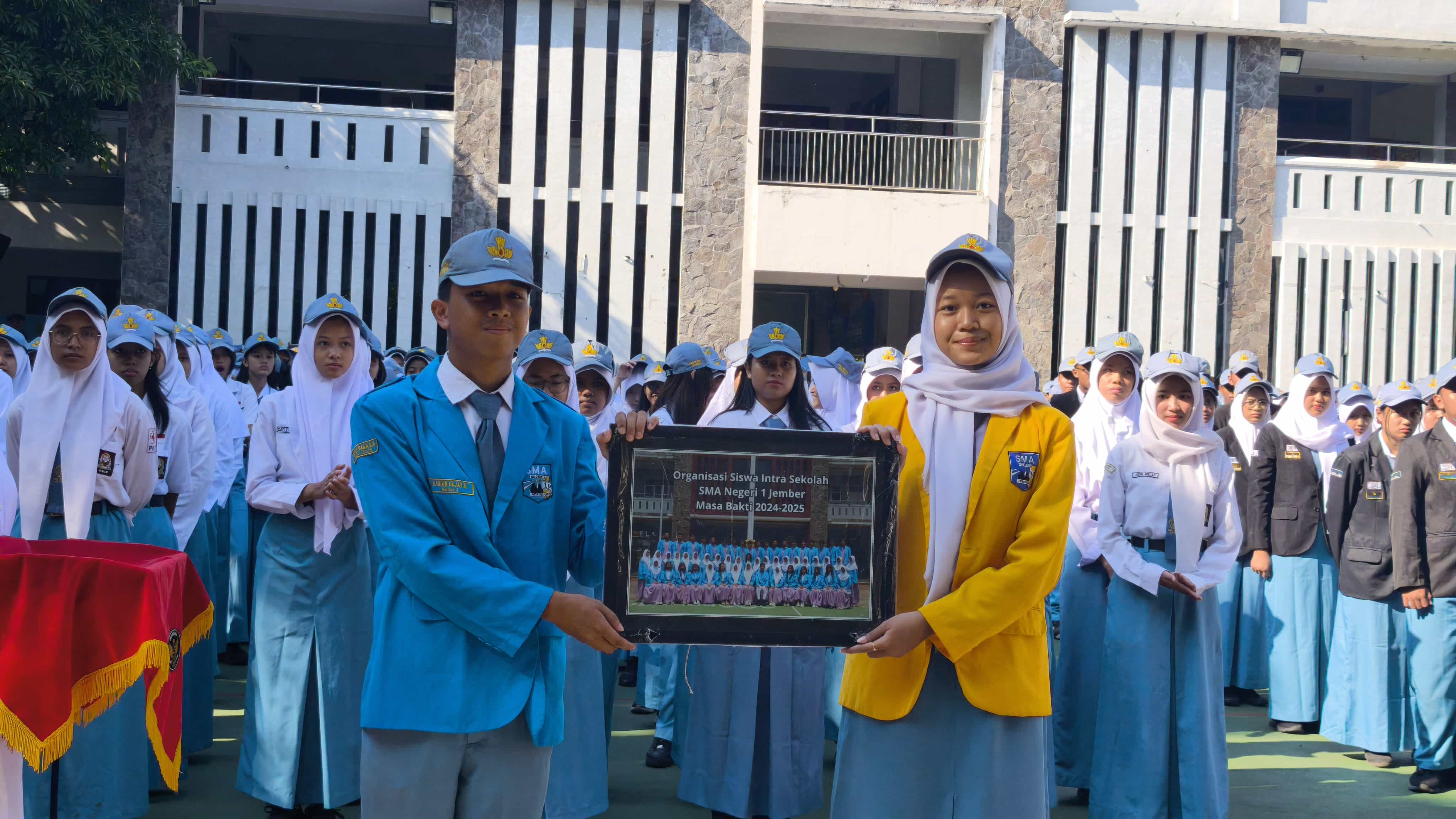 Estafet Kepemimpinan Baru: Raihan Fajar Muhammad Resmi Menjabat Ketua OSIS SMAN 1 Jember 2025-2026