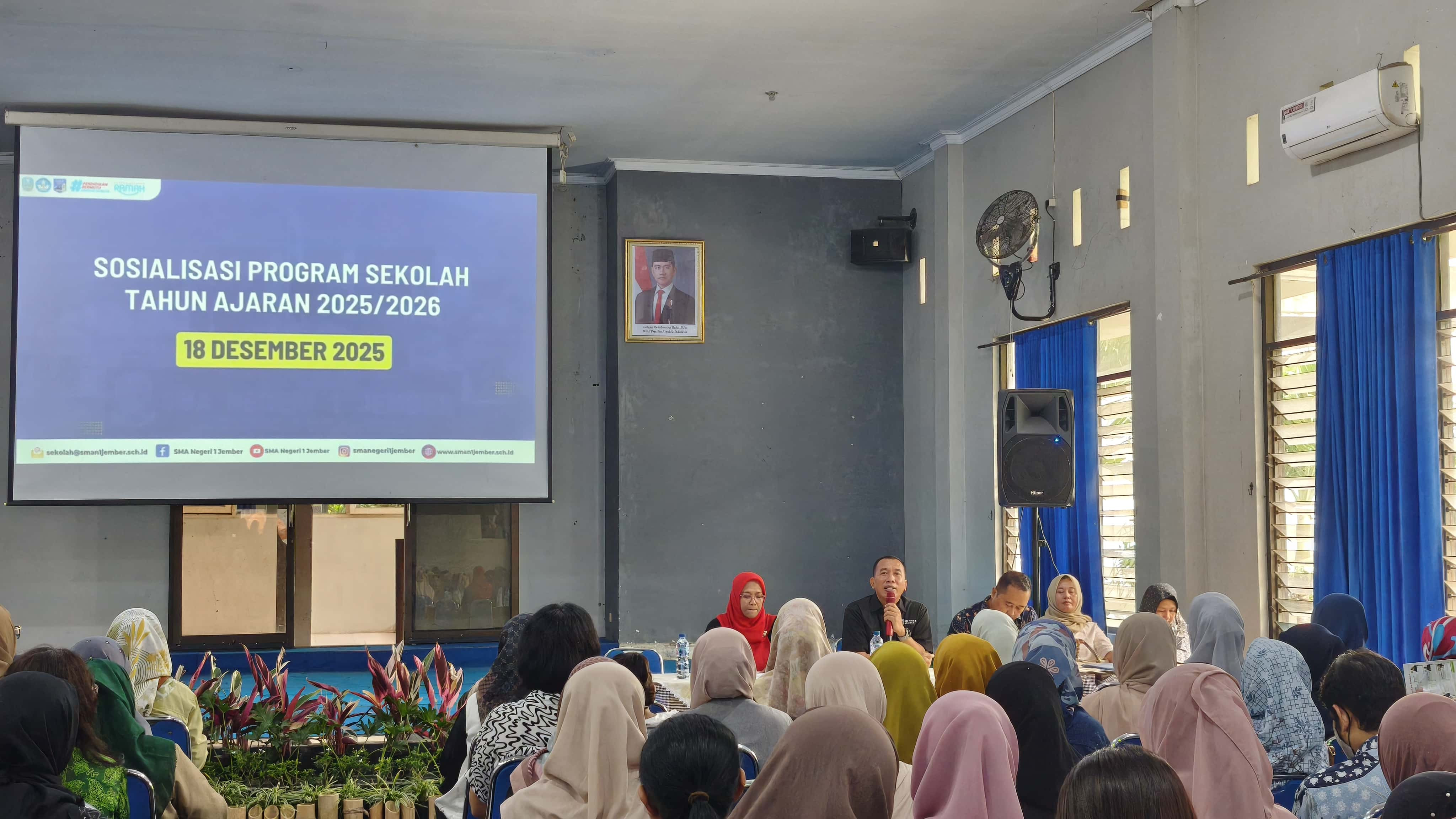 Sosialisasi Program Sekolah dan Pembagian Rapor Semester di SMA Negeri 1 Jember
