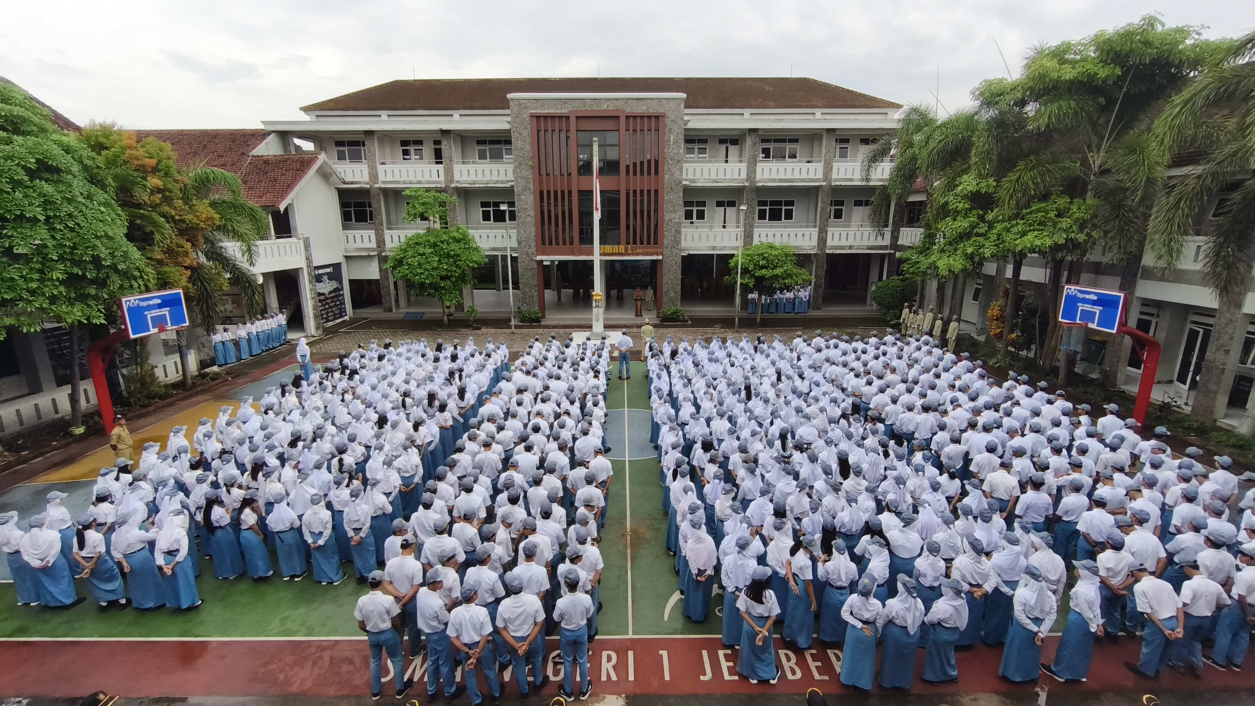 Upacara Bendera Awali Semangat Baru Tahun 2026 di SMA Negeri 1 Jember