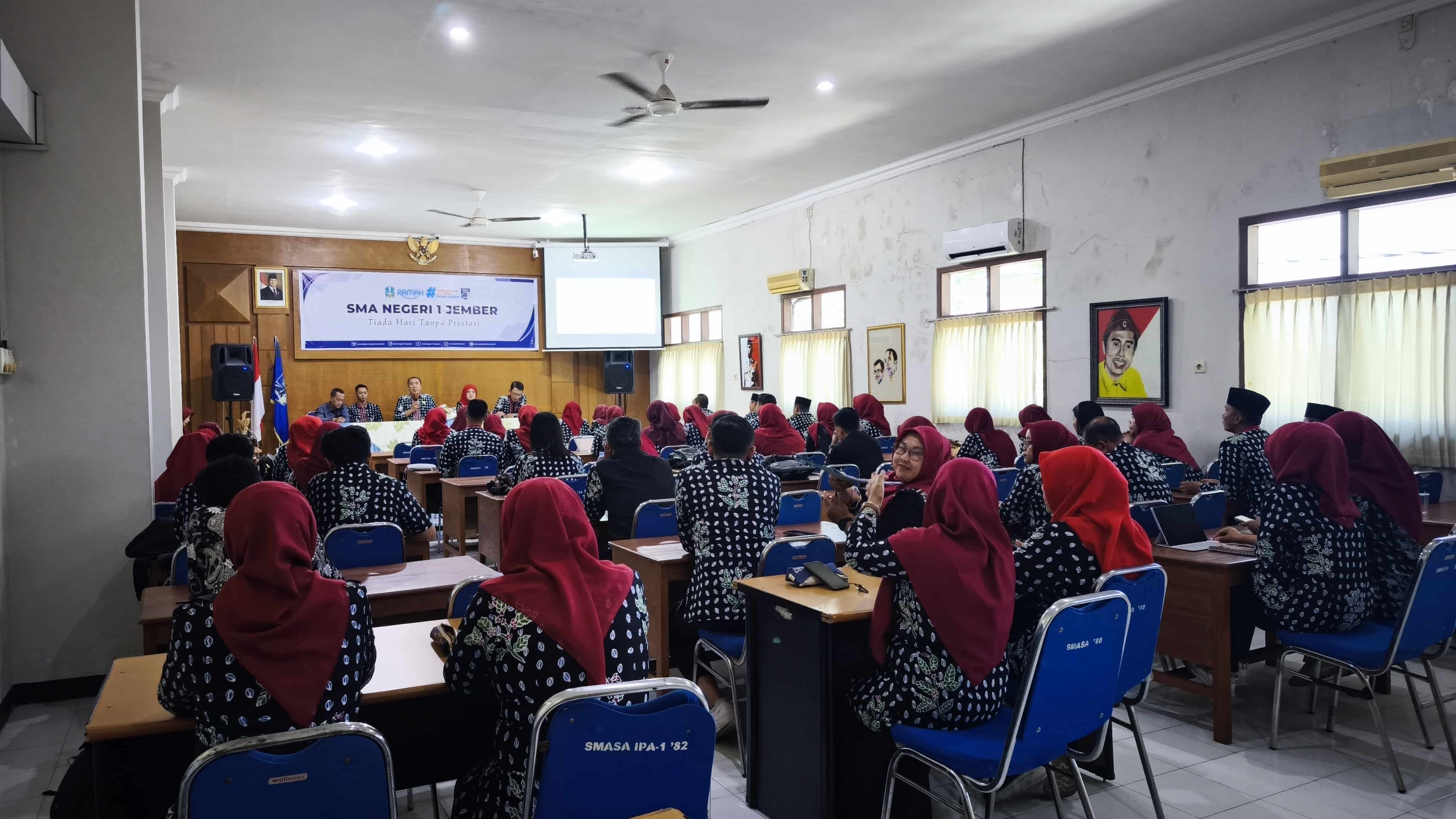 IN HOUSE TRAINING (IHT) SMA NEGERI 1 JEMBER