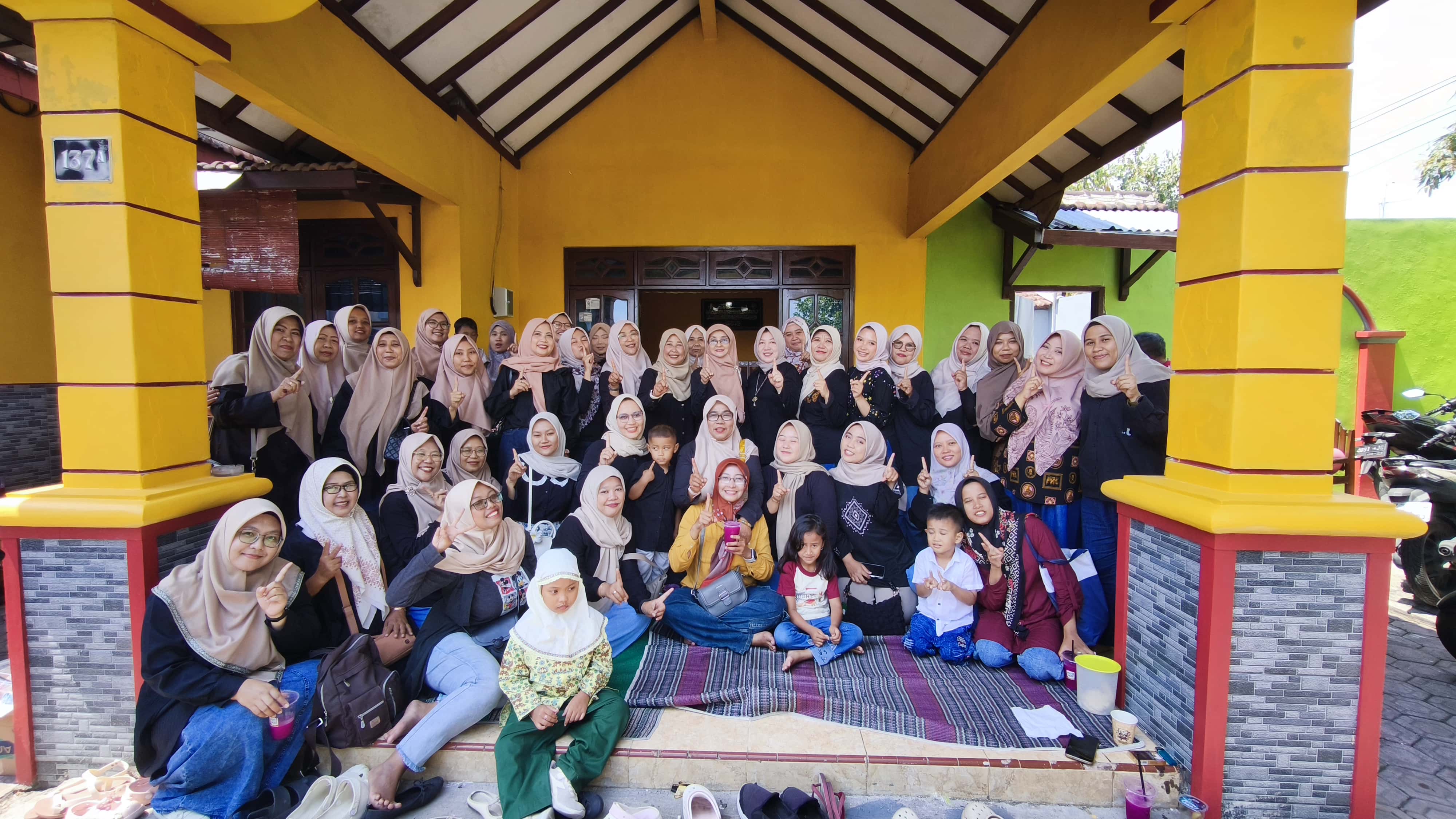 Arisan Keluarga Anjangsana yang bertempat di kediaman Ibu Aniek Susi Rahayu, S.Pd.