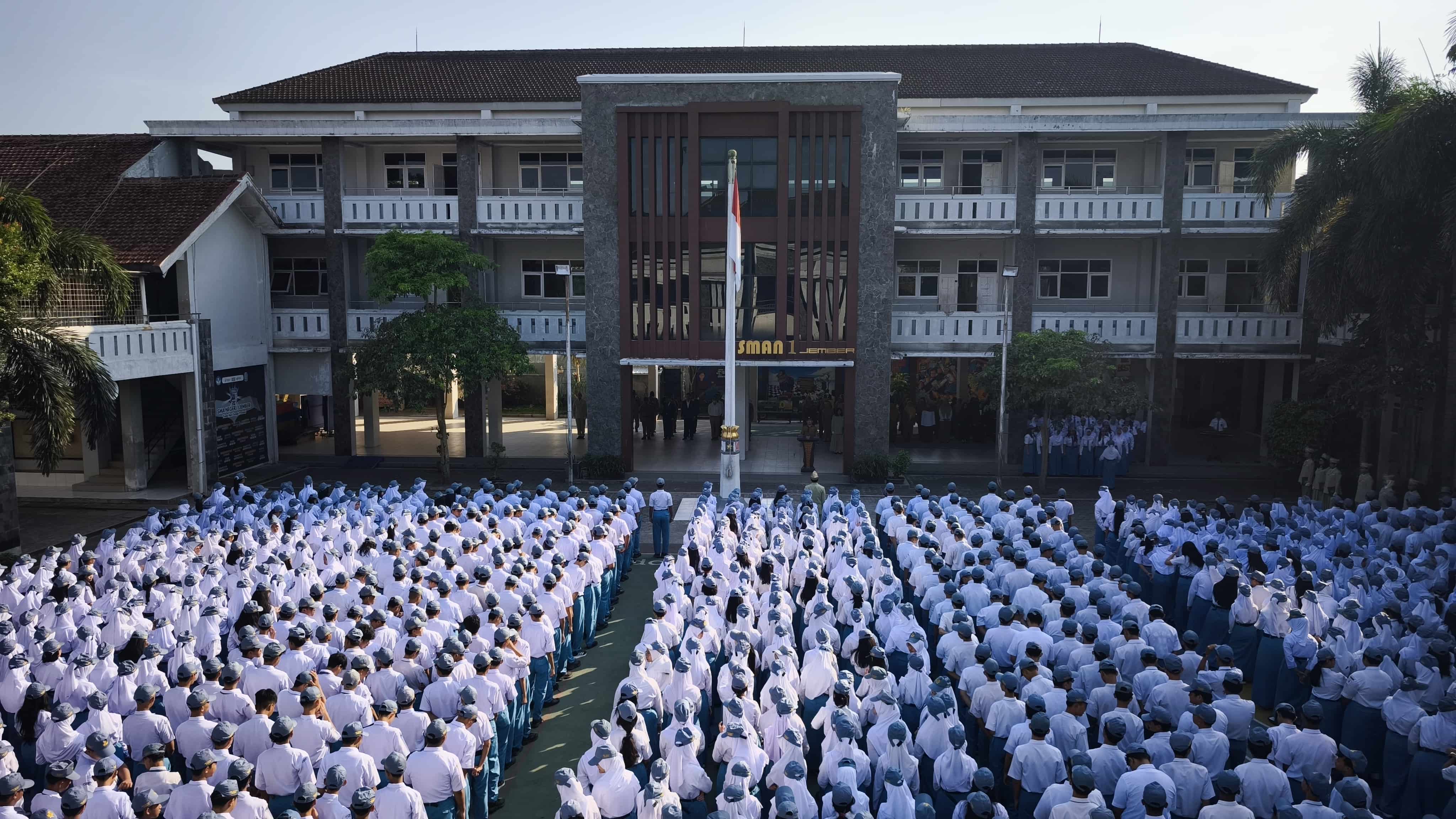 SMA Negeri 1 Jember melaksanakan Upacara Bendera dengan penuh khidmat