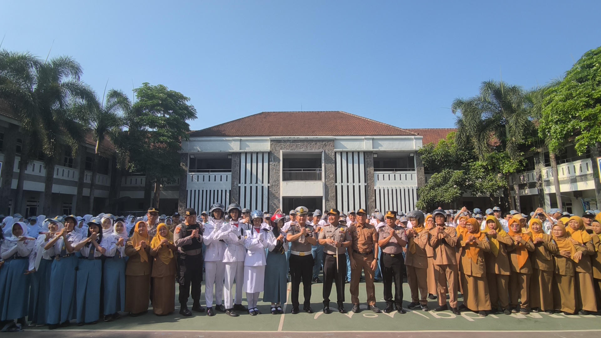 KUNJUNGAN KAPOLRES JEMBER DAN APEL BERSAMA DI SMA NEGERI 1 JEMBER