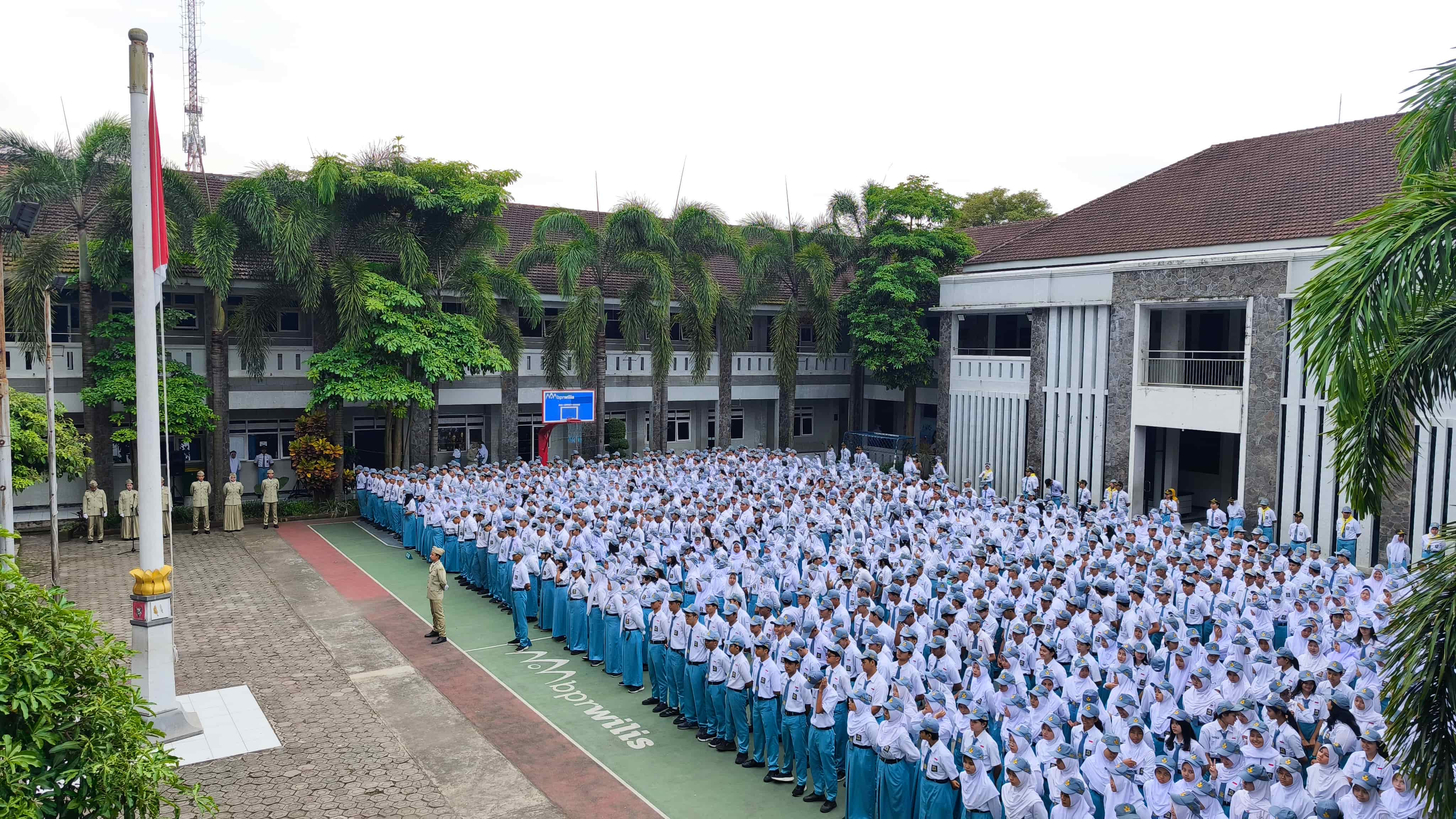 Upacara Bendera Senin Berlangsung Khidmat di SMAN 1 Jember
