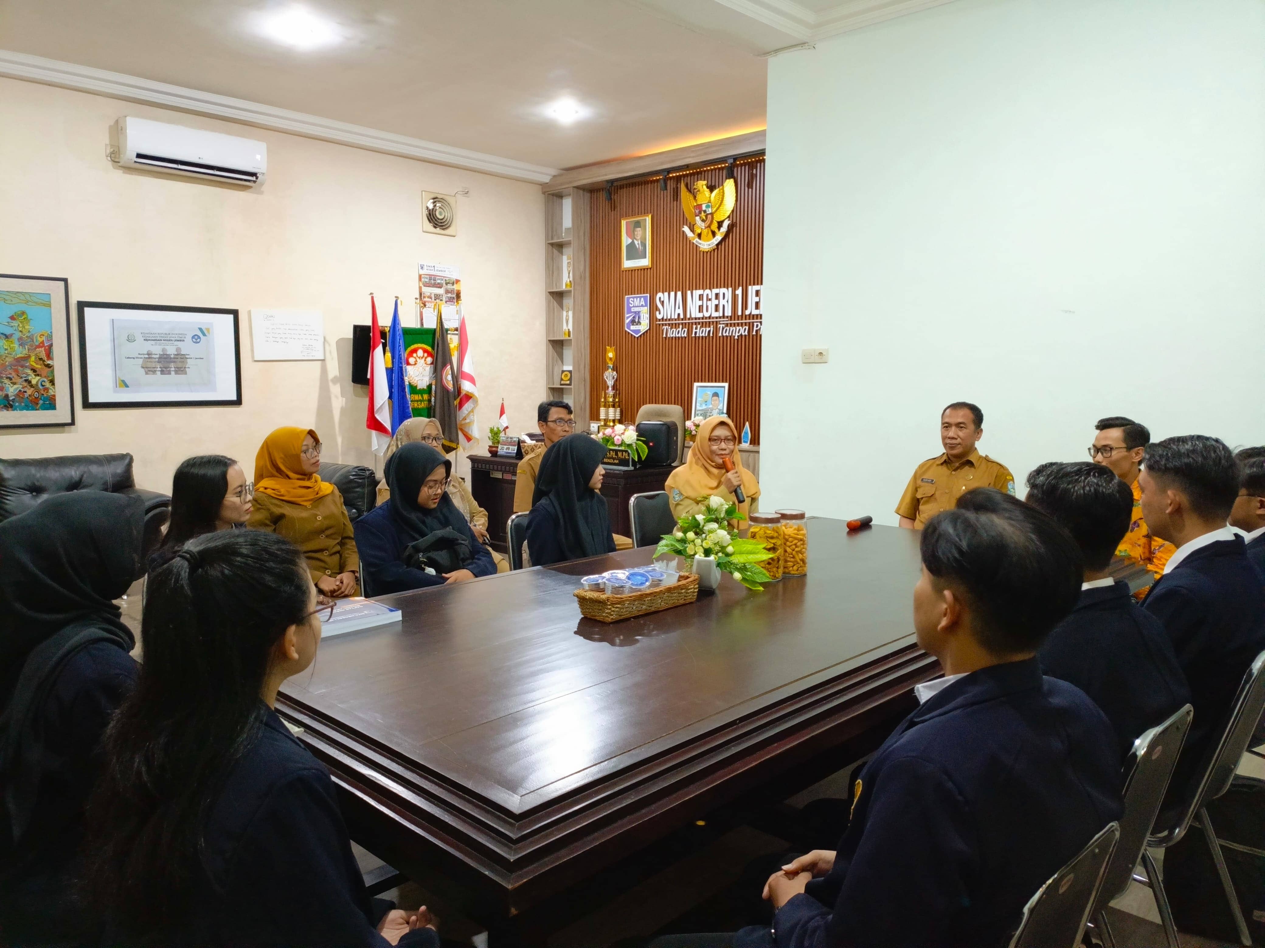 PENERIMAAN ASISTEN MENGAJAR (ASJAR) DARI UNIVERSITAS JEMBER DI SMA NEGERI 1