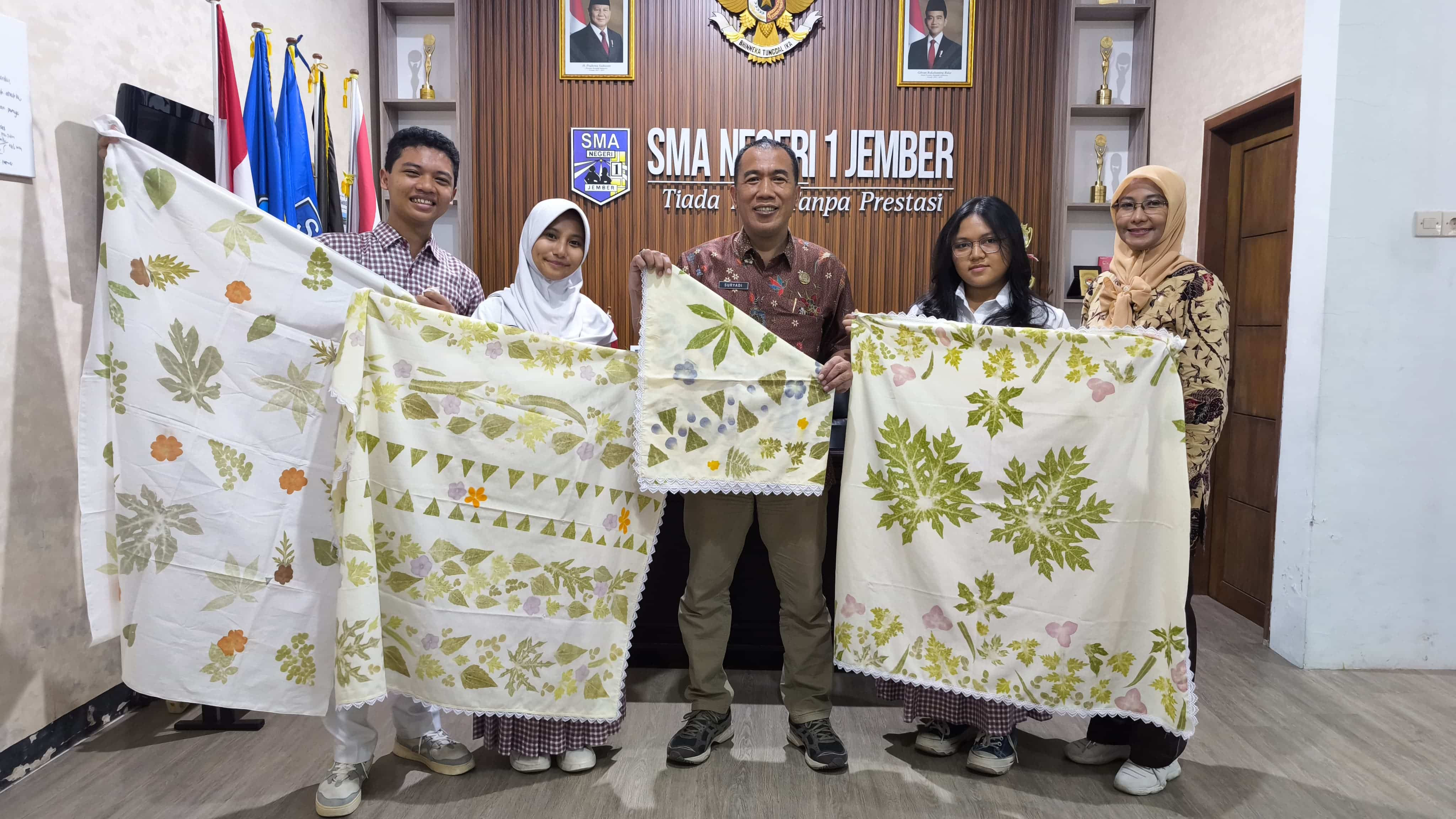 Karya Kreatif Berbasis Lingkungan: Siswa Kelas X Serahkan Taplak Meja Batik Ecoprint 