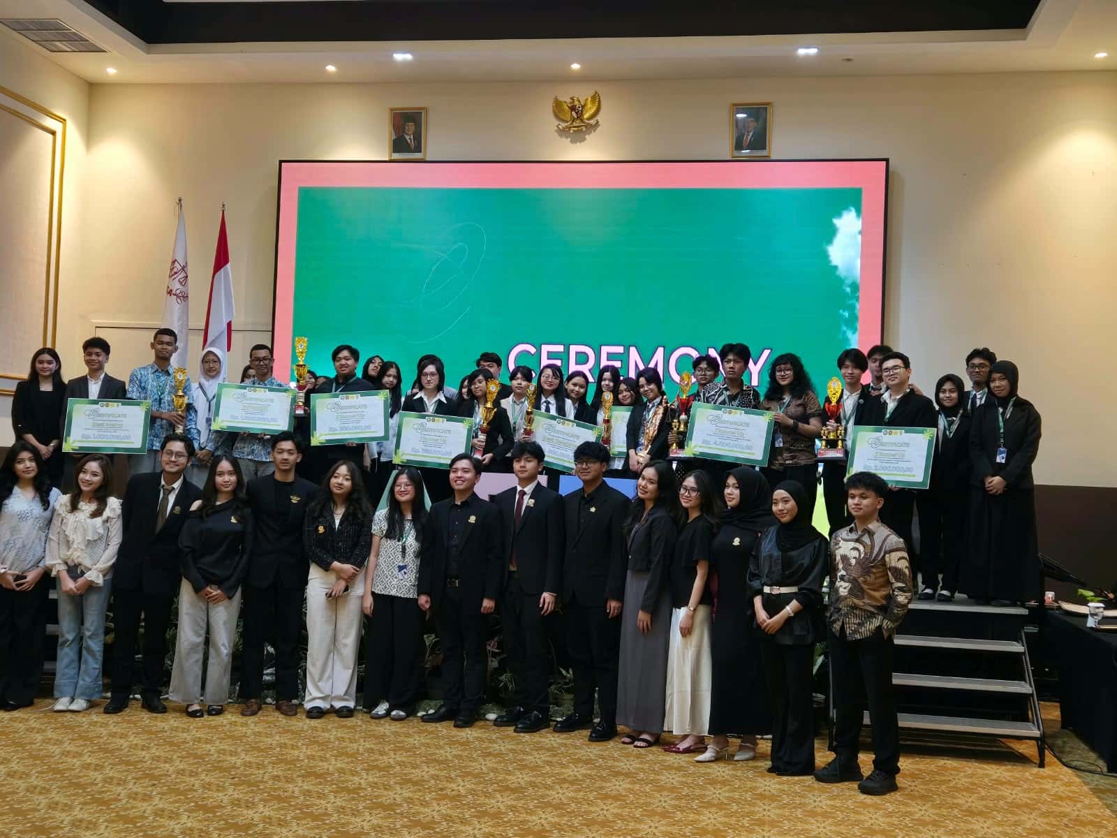 SMA Negeri 1 Jember berhasil meraih prestasi gemilang dalam Lomba Debat Bahasa Inggris UNAIR