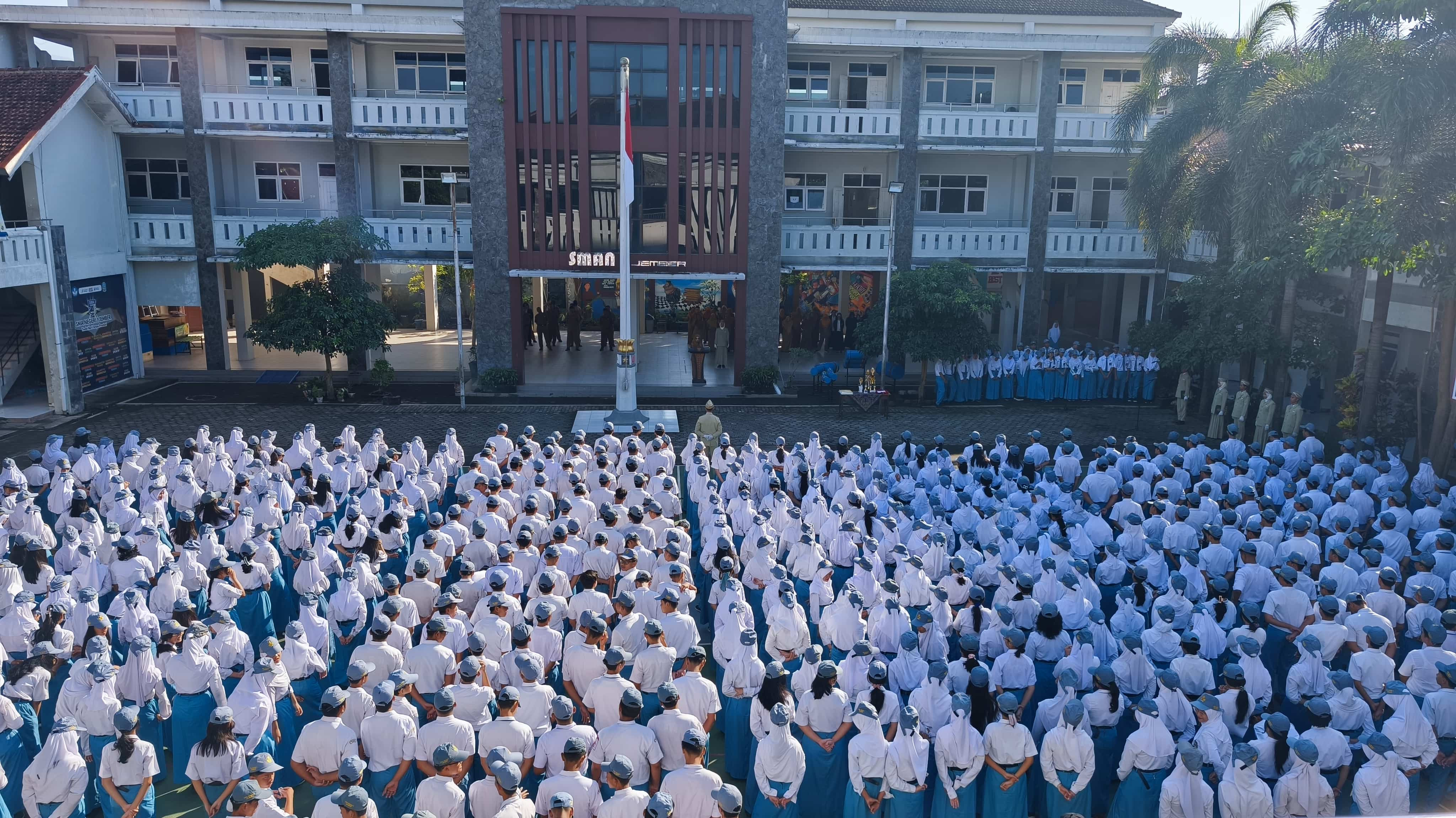 Upacara bendera rutin hari Senin di lapangan SMA Negeri 1 Jember
